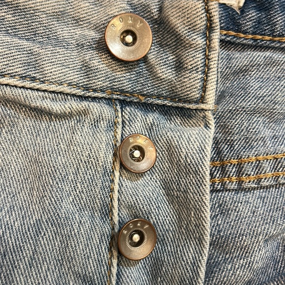 Roxy Ladies Button-fly Distressed / Ripped Jean Shorts EUC Size 28 - Picture 6 of 6